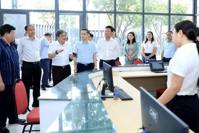 Lãnh đạo Ủy ban nhân dân thành phố Hà Nội khảo sát, kiểm tra việc vận hành chính quyền địa phương 2 cấp tại trụ sở phường Tây Hồ. (Ảnh: HƯƠNG LY)