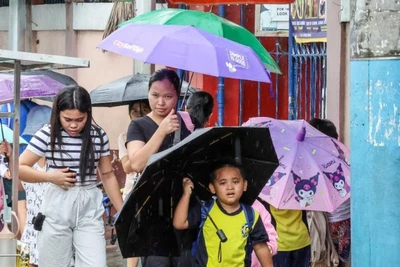 Philippines tạm dừng các lớp học ở một số địa phương do ảnh hưởng của cơn bão nhiệt đới Wipha, thành phố Quezon, ngày 18/7/2025. (Ảnh: Xinhua)
