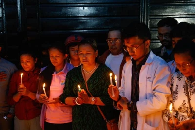 Người dân tham dự buổi thắp nến cầu nguyện cho các nạn nhân trong các cuộc biểu tình những ngày trước đó tại Kathmandu, Nepal, ngày 11/9/2025. (Ảnh: Xinhua)