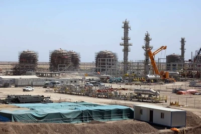 Quang cảnh nhà máy chế biến khí đốt tự nhiên đang được xây dựng tại mỏ dầu Halfaya ở tỉnh Maysan, miền nam Iraq. (Ảnh minh họa: Xinhua)