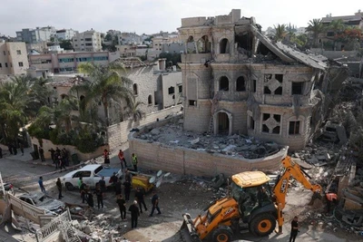 Lực lượng an ninh và cứu hộ Israel làm việc tại một địa điểm bị tên lửa Iran bắn trúng ở Tamra, Israel, ngày 15/6/2025. (Ảnh: JINI/Xinhua)