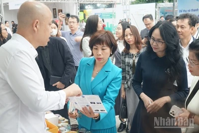 Doanh nghiệp Việt Nam giới thiệu các sản phẩm có tiềm năng xuất khẩu qua thương mại điện tử xuyên biên giới với đại biểu, khách mời. (Ảnh: TRUNG HƯNG)