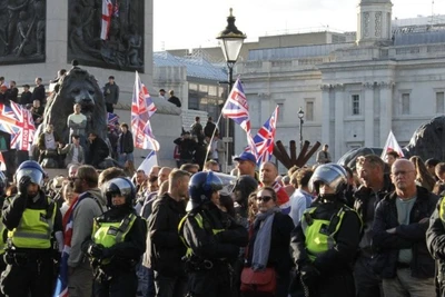 Cảnh sát kiểm soát khu vực chung quanh đám đông biểu tình tại London, Anh, ngày 13/9/2025. (Ảnh: Xinhua)