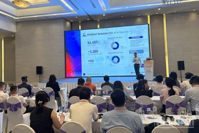 Chuyên gia chia sẻ về chủ đề công nghệ tại diễn đàn. (Ảnh: TRUNG HƯNG)