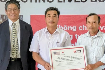 Trao chứng nhận đất đã sạch bom mìn cho địa phương tại Quảng Trị. (Ảnh: Đại sứ quán Nhật Bản tại Việt Nam)