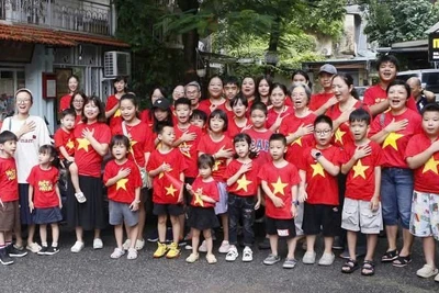 Câu lạc bộ Đọc sách cùng con hưởng ứng Cùng Việt Nam tiến bước.