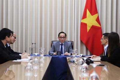 Quyền Bộ trưởng Ngoại giao Lê Hoài Trung điện đàm với Bộ trưởng Ngoại giao Anh Yvette Cooper. (Ảnh: Báo Thế giới và Việt Nam)