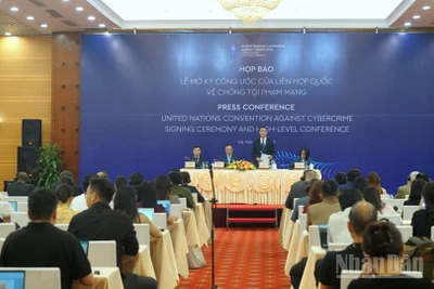 Quang cảnh họp báo quốc tế về Lễ mở ký Công ước của Liên hợp quốc về chống tội phạm mạng. (Ảnh: TRUNG HƯNG)