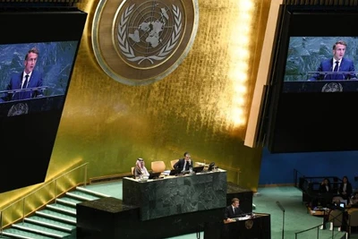 Tổng thống Pháp Emmanuel Macron phát biểu tại Hội nghị quốc tế cấp cao về Giải quyết hòa bình vấn đề Palestine và thực hiện giải pháp hai nhà nước tại trụ sở Liên hợp quốc ở New York, Mỹ, ngày 22/9/2025. (Ảnh: Xinhua)