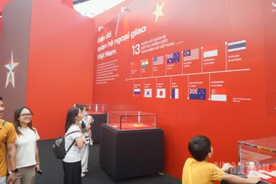 Khách tham quan tại Phân khu 5, Triển lãm 95 năm Cờ Đảng soi đường. (Ảnh: TRUNG HƯNG)