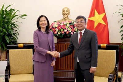 Thứ trưởng Thường trực Ngoại giao Nguyễn Minh Vũ và Điều phối viên thường trú Liên hợp quốc tại Việt Nam Pauline Tamesis. (Ảnh: Báo Thế giới và Việt Nam)