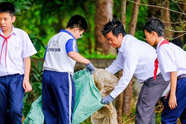 Các đại biểu tham gia thu gom rác trong chương trình "Ngày hội sống xanh.