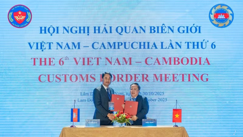Hải quan hai nước ký kết ghi nhớ hợp tác.