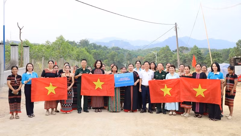 Trao tặng công trình góp phần xây dựng nông thôn mới vùng biên.