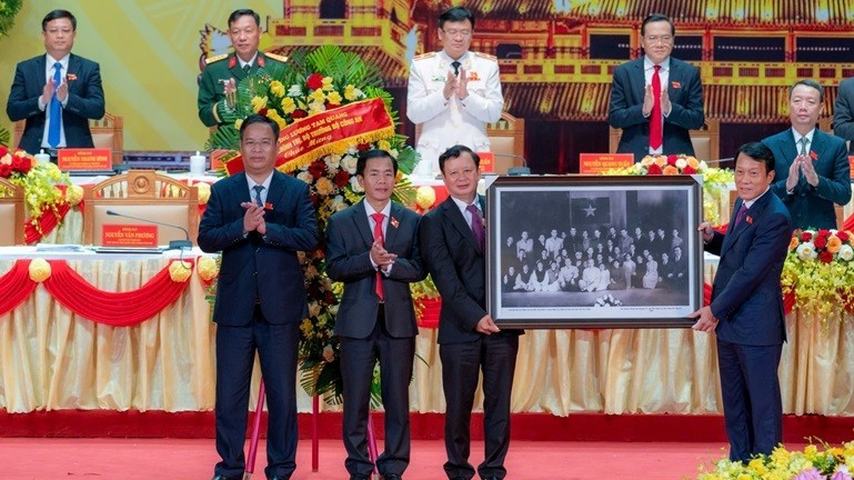 Đồng chí Đại tướng Lương Tam Quang, Ủy viên Bộ Chính trị, Bộ trưởng Công an tặng Đại hội bức ảnh Chủ tịch Hồ Chí Minh với Đoàn ca kịch Huế tại Phủ Chủ tịch năm 1960.