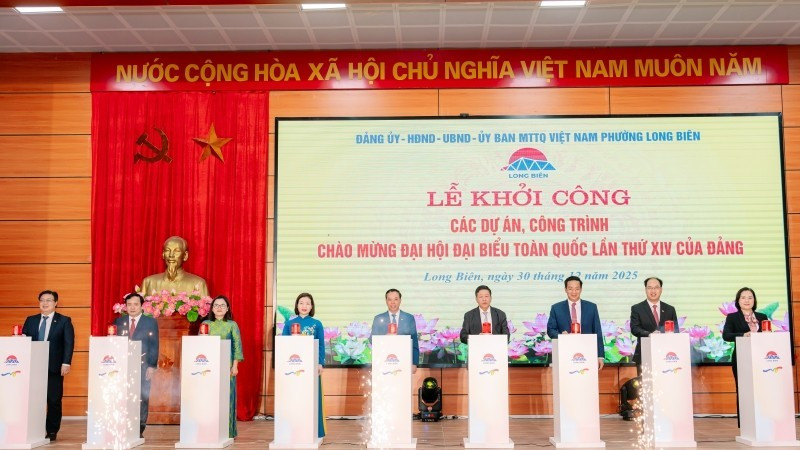 Các đại biểu thực hiện nghi lễ khởi công.