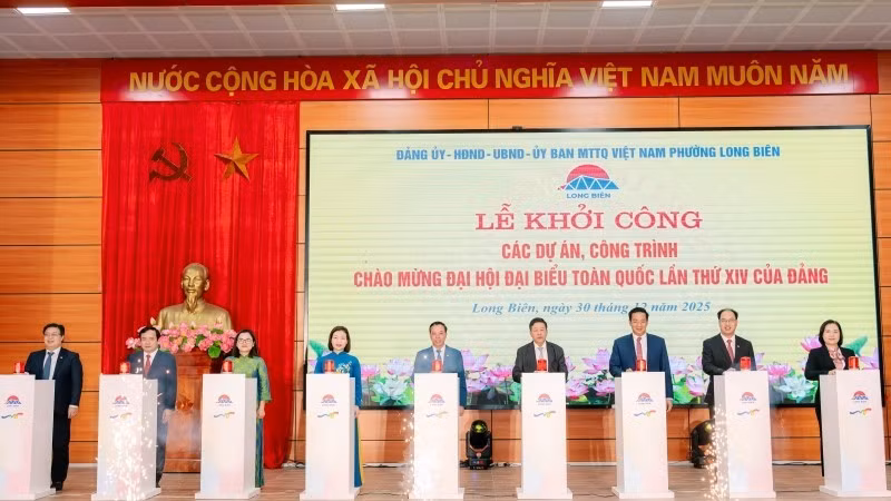 Các đại biểu thực hiện nghi lễ khởi công.