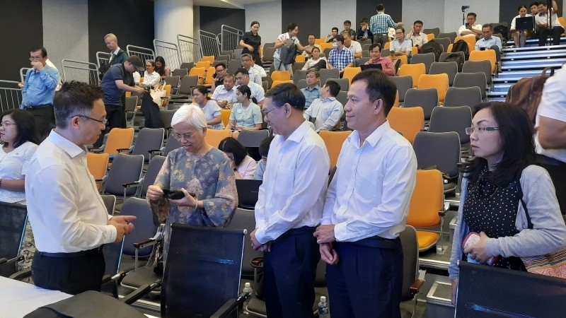 Đại diện lãnh đạo Thành phố Hồ Chí Minh trao đổi với các nhà khoa học.