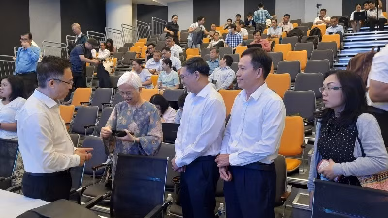 Đại diện lãnh đạo Thành phố Hồ Chí Minh trao đổi với các nhà khoa học.