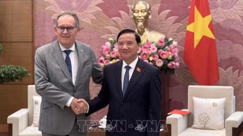 Phó Chủ tịch Quốc hội Nguyễn Khắc Định tiếp Thượng nghị sĩ Alain Cadec, Chủ tịch Nhóm Nghị sĩ hữu nghị Pháp-Việt, Phó Chủ tịch Ủy ban các vấn châu Âu của Thượng viện Pháp. (Ảnh: Diệp Trương/TTXVN) 