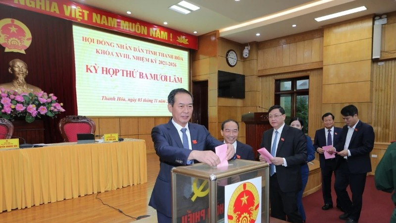 Các đại biểu Hội đồng nhân dân tỉnh Thanh Hóa khóa XVIII thực hiện bầu cử.