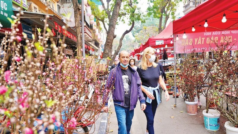 Chợ hoa Hàng Lược thu hút nhiều khách quốc tế đến khám phá.