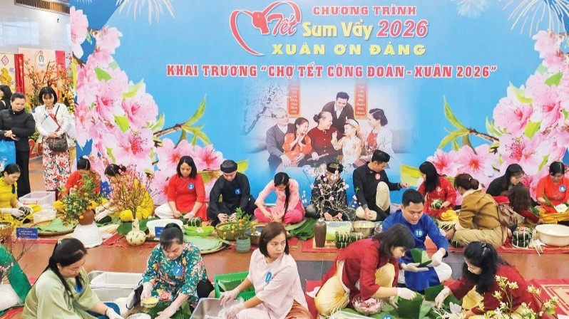 Thi gói bánh chưng tại chương trình "Tết Sum vầy-Xuân ơn Đảng 2026" do Liên đoàn Lao động thành phố Hà Nội tổ chức. (Ảnh: NGỌC ÁNH)