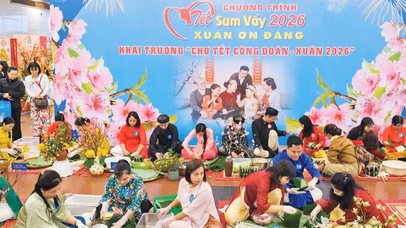 Thi gói bánh chưng tại chương trình "Tết Sum vầy-Xuân ơn Đảng 2026" do Liên đoàn Lao động thành phố Hà Nội tổ chức. (Ảnh: NGỌC ÁNH)