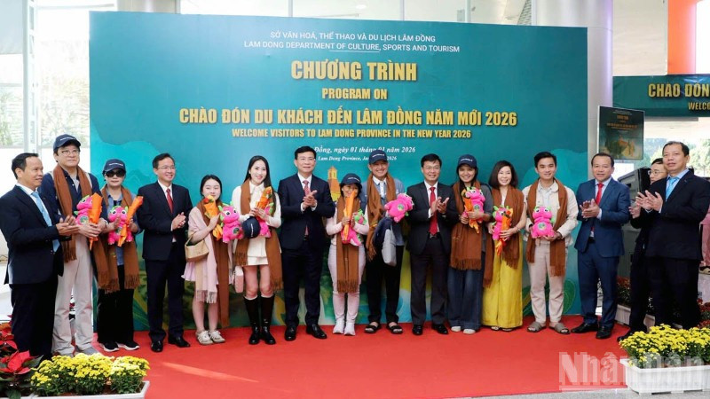 Lãnh đạo tỉnh Lâm Đồng và đại diện sở ngành địa phương chào mừng những du khách đầu tiên đến địa phương qua đường hàng không năm 2026.