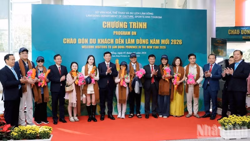 Lãnh đạo tỉnh Lâm Đồng và đại diện sở ngành địa phương chào mừng những du khách đầu tiên đến địa phương qua đường hàng không năm 2026.
