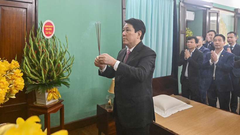 Chủ tịch nước Lương Cường dâng hương tưởng nhớ Chủ tịch Hồ Chí Minh tại Nhà 67. (Ảnh: Thủy Nguyên)