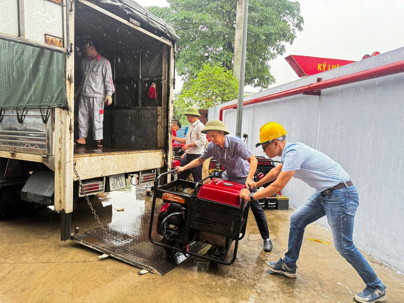 Nhân viên kỹ thuật viên Viettel tại Hải Phòng vận chuyển máy phát điện đến các nhà trạm. (Ảnh: ĐỨC THỌ)