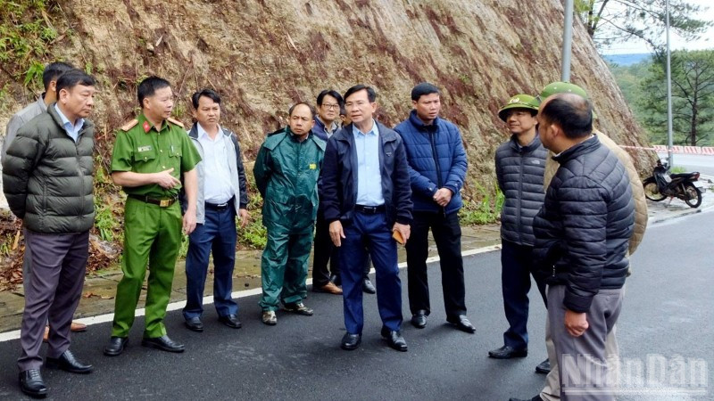 Chủ tịch Ủy ban nhân dân tỉnh Lâm Đồng Hồ Văn Mười (giữa) kiểm tra hiện trường và chỉ đạo khắc phục sự cố sạt lở trên đèo Prenn sáng 17/11.