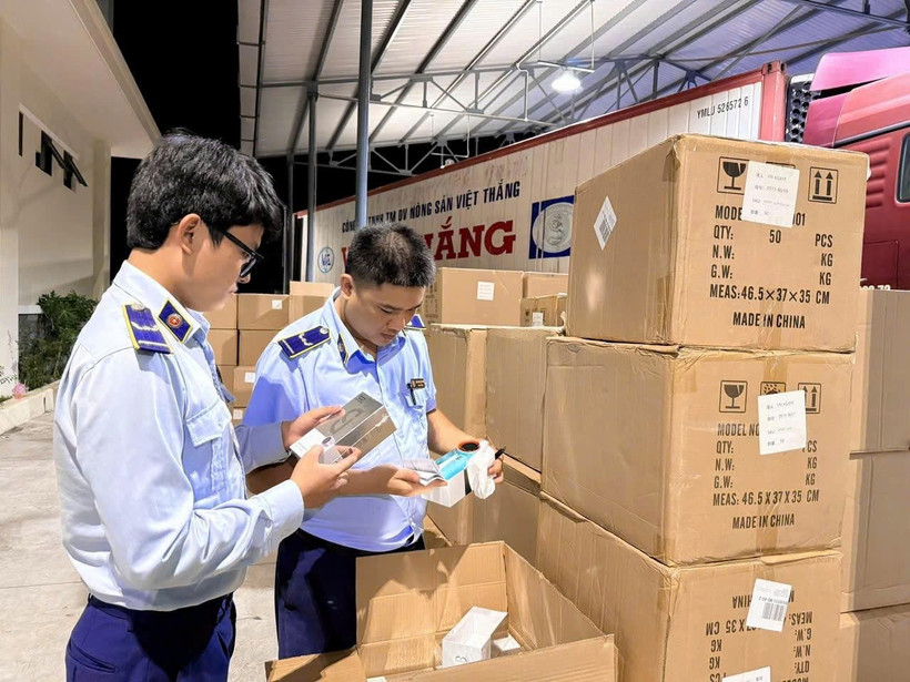Cán bộ quản lý thị trường tỉnh Phú Yên cũ (nay là tỉnh Đắk Lắk) kiểm tra hàng hóa tạm giữ tại kho.
