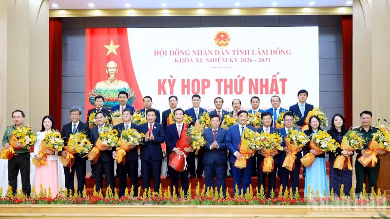 Bí thư Tỉnh ủy Lâm Đồng Y Thanh Hà Niê Kđăm và Chủ tịch Hội đồng nhân dân tỉnh Lưu Văn Trung chúc mừng tập thể lãnh đạo Ủy ban nhân dân tỉnh Lâm Đồng nhiệm kỳ 2026-2031.