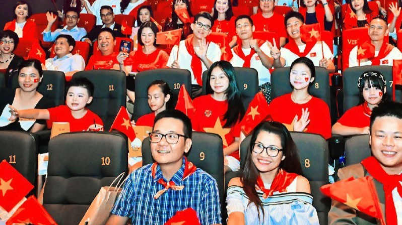 Đông đảo khán giả đến thưởng thức suất chiếu sớm bộ phim “Tổ quốc trong tim” do Báo Nhân Dân sản xuất. (Ảnh: BẢO LONG)