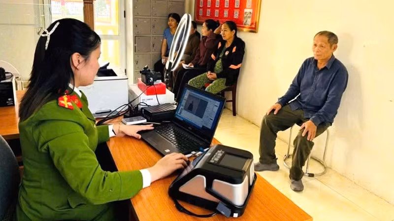 Công an thu thập dữ liệu, kích hoạt tài khoản định danh điện tử mức độ 2 cho công dân.