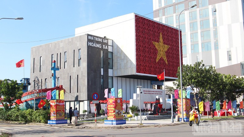 Biển tên Ủy ban nhân dân đặc khu Hoàng Sa đặt tại Nhà trưng bày Hoàng Sa (phường Sơn Trà).