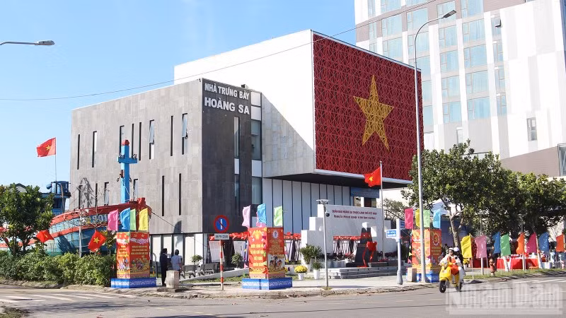 Biển tên Ủy ban nhân dân đặc khu Hoàng Sa đặt tại Nhà trưng bày Hoàng Sa (phường Sơn Trà).