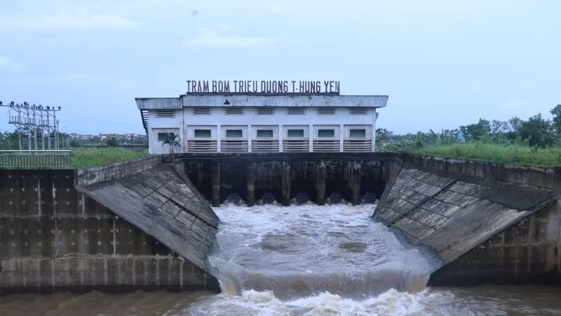 Trạm bơm Triều Dương tỉnh Hưng Yên hoạt động bơm tiêu úng cứu lúa.