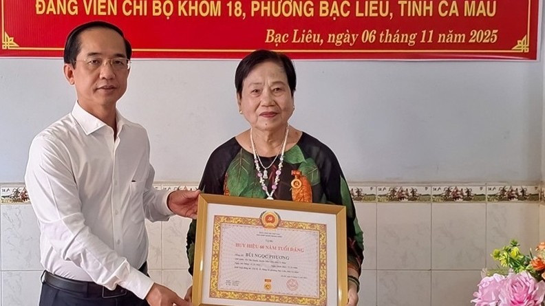 Đồng chí Hồ Thanh Thủy, Phó Bí thư Tỉnh ủy Cà Mau trao Huy hiệu 60 năm tuổi Đảng cho đồng chí Bùi Ngọc Phương - nguyên Hiệu trưởng Trường Trung học Y tế Bạc Liêu (nay thuộc tỉnh Cà Mau).