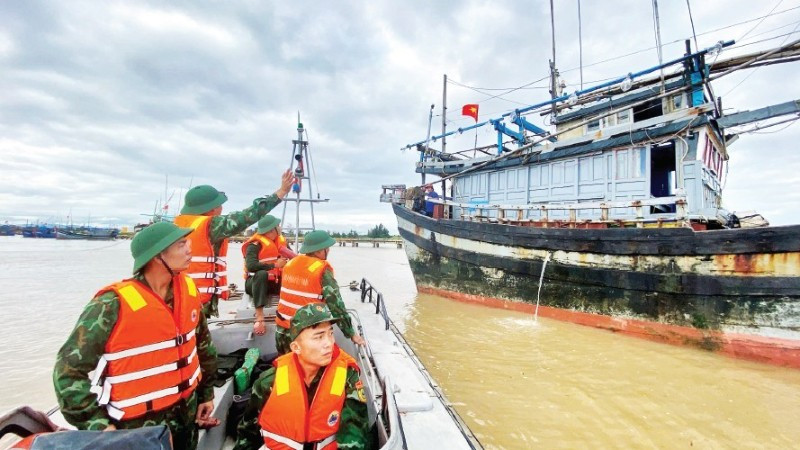Cán bộ, chiến sĩ Đồn Biên phòng Tuy Hòa, tỉnh Đắk Lắk tuần tra, kiểm soát, vận động tàu thuyền vào nơi tránh trú bão. (Ảnh: CÔNG LÝ)