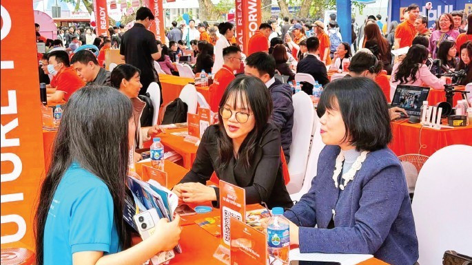 Học sinh tìm hiểu thông tin tại Ngày hội tư vấn tuyển sinh-hướng nghiệp năm 2026.