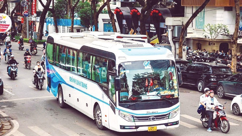 Một số doanh nghiệp, trong đó có Khánh Linh Trans, đã được cơ quan chức năng cấp phép để đưa đón khách trong khu vực nội đô, từng bước tháo gỡ khó khăn cho doanh nghiệp. (Ảnh: ANH ĐỨC)