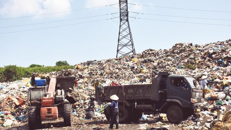 Bãi rác Cẩm Hà đã hết sức chứa. (Ảnh chụp ngày 23/3)