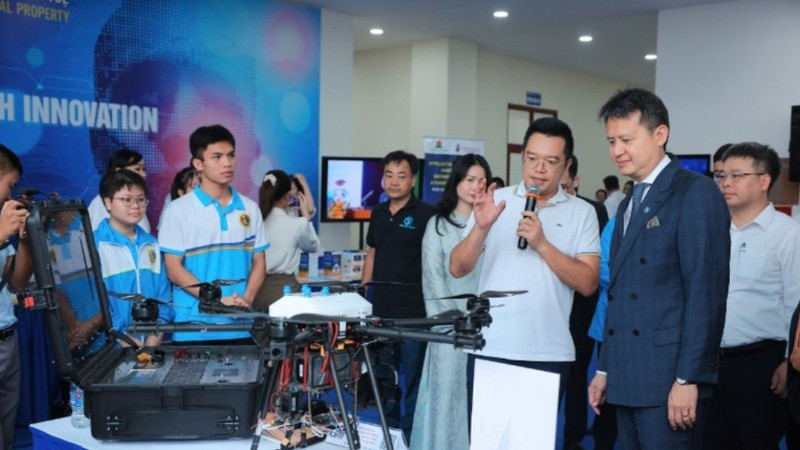 Trong khuôn khổ chuyến thăm và làm việc tại Việt Nam từ 25-26/9/2025, ông Daren Tang, Tổng Giám đốc Tổ chức Sở hữu trí tuệ thế giới (WIPO) tham quan các mô hình công nghệ của sinh viên Học viện Bưu chính viễn thông. 
