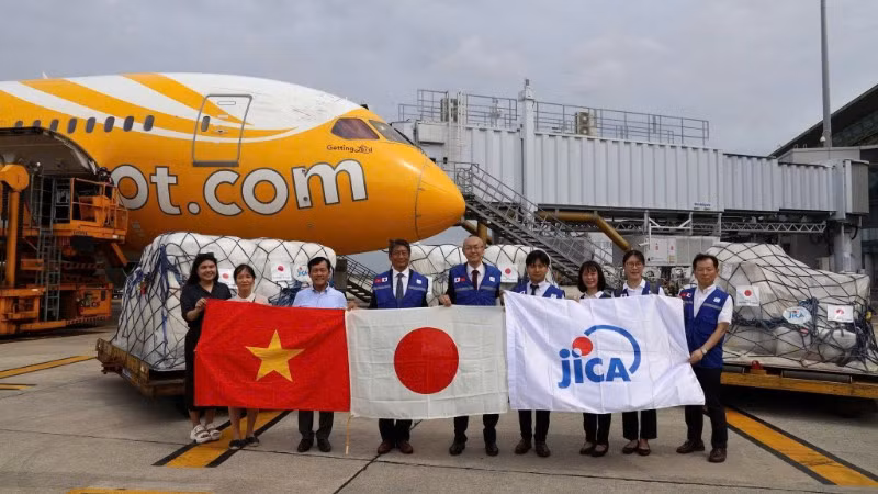 Đại diện Bộ Nông nghiệp và Môi trường tiếp nhận hàng viện trợ của Cơ quan Hợp tác quốc tế Nhật Bản (JICA) tặng người dân Bắc Ninh. (Ảnh: Cục Quản lý đê điều và Phòng, chống thiên tai)