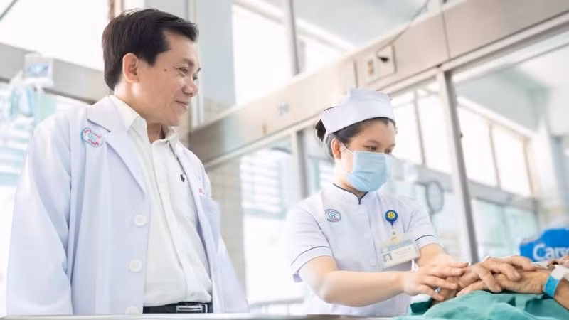 Bác sĩ Bệnh viện Chợ Rẫy thăm khám bệnh nhân sau ca cấp cứu lấy dị vật ra ngoài. (Ảnh: Bệnh viện cung cấp).