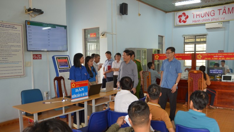 Chủ tịch Ủy ban nhân dân tỉnh Phạm Anh Tuấn thăm hỏi người dân đang làm thủ tục tại Trung tâm phục vụ hành chính công xã Đức Cơ.