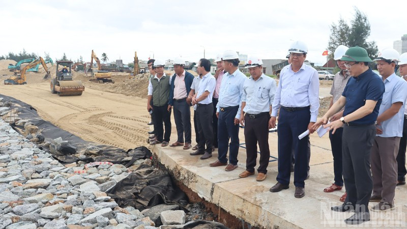 Chủ tịch Ủy ban nhân dân tỉnh Quảng Ngãi Nguyễn Hoàng Giang Kiểm tra hiện trường công trình khắc phục, chống sạt lở bờ biển khu vực xã An Phú.